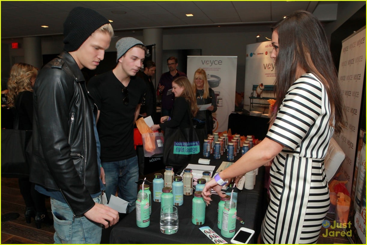 Full Sized Photo of cody simpson jessica szohr kari feinstein oscar