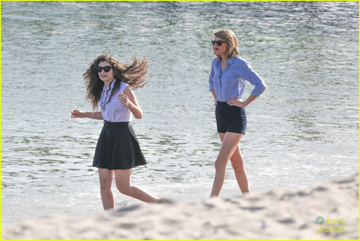 Taylor Swift & Lorde: Spontaneous Dancing at the Beach! | Photo 646717