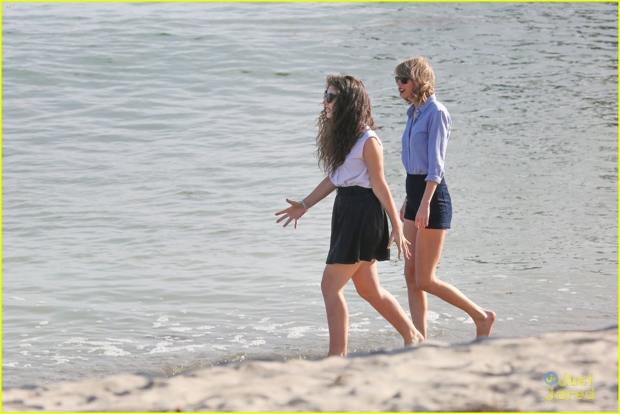 Taylor Swift & Lorde: Spontaneous Dancing at the Beach! | Photo 646726