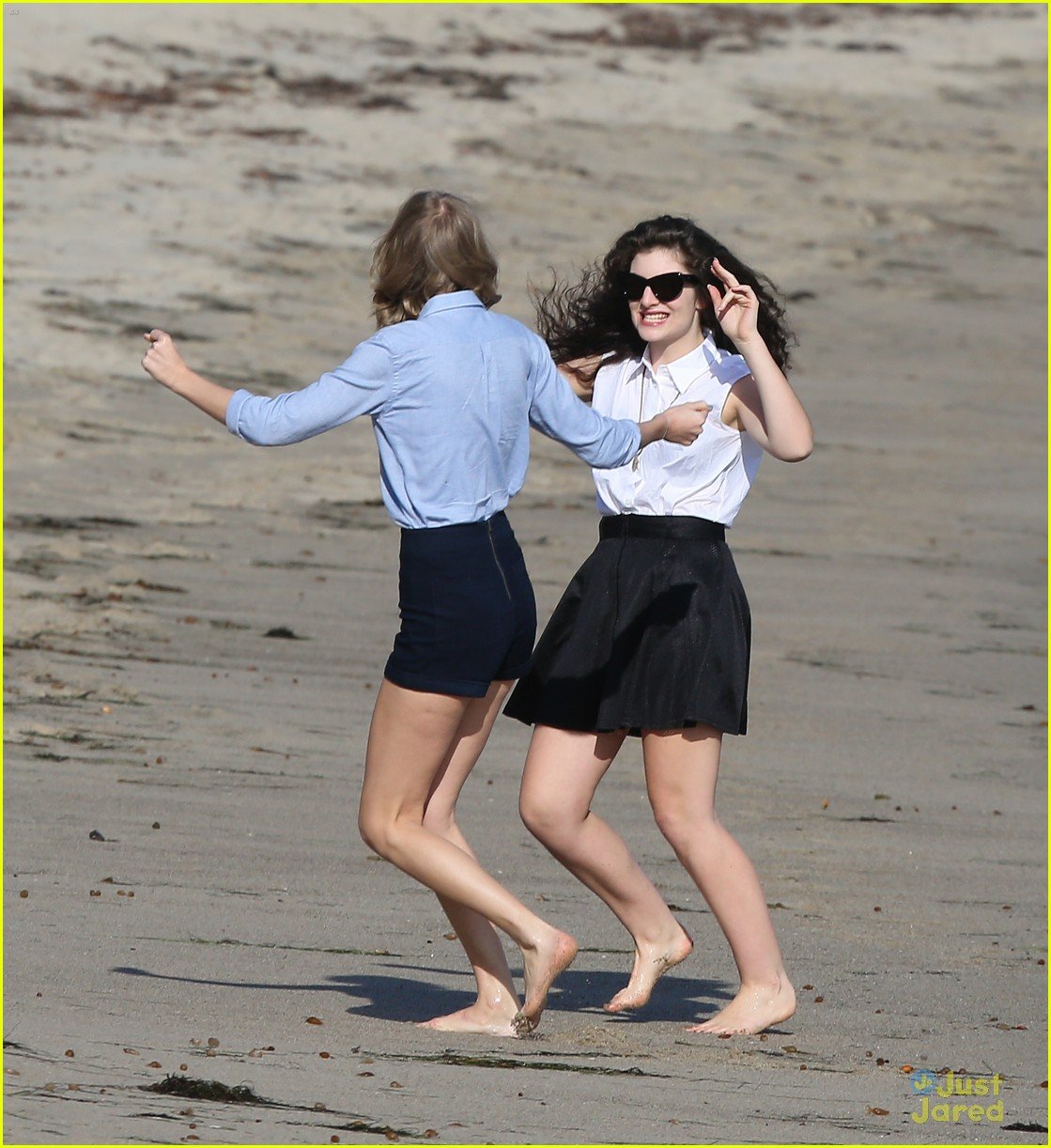 Taylor Swift & Lorde: Spontaneous Dancing at the Beach! | Photo 646731