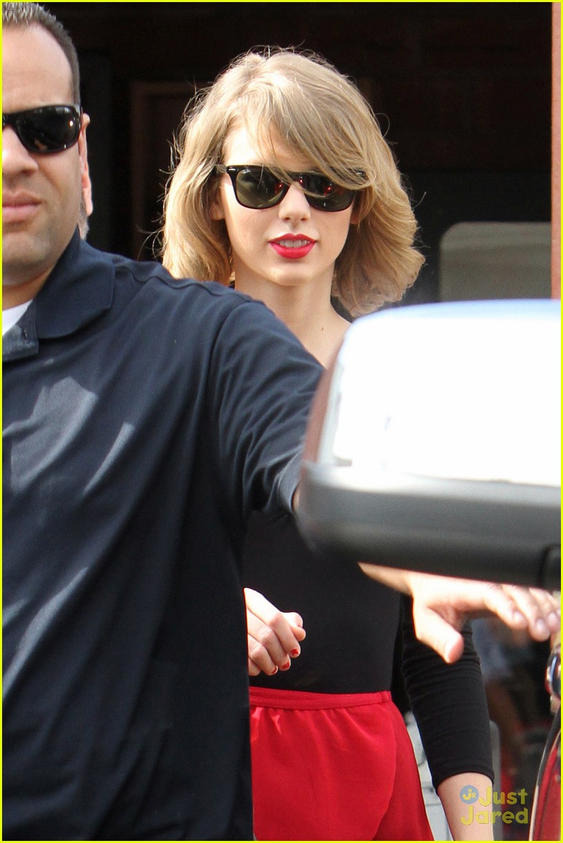 Taylor Swift Needs Multiple Bodyguards for Dance Class Exit | Photo