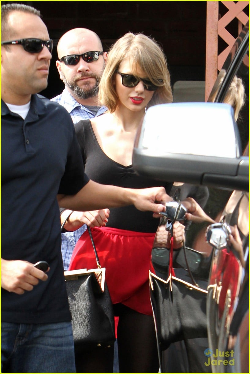 Taylor Swift Needs Multiple Bodyguards for Dance Class Exit | Photo
