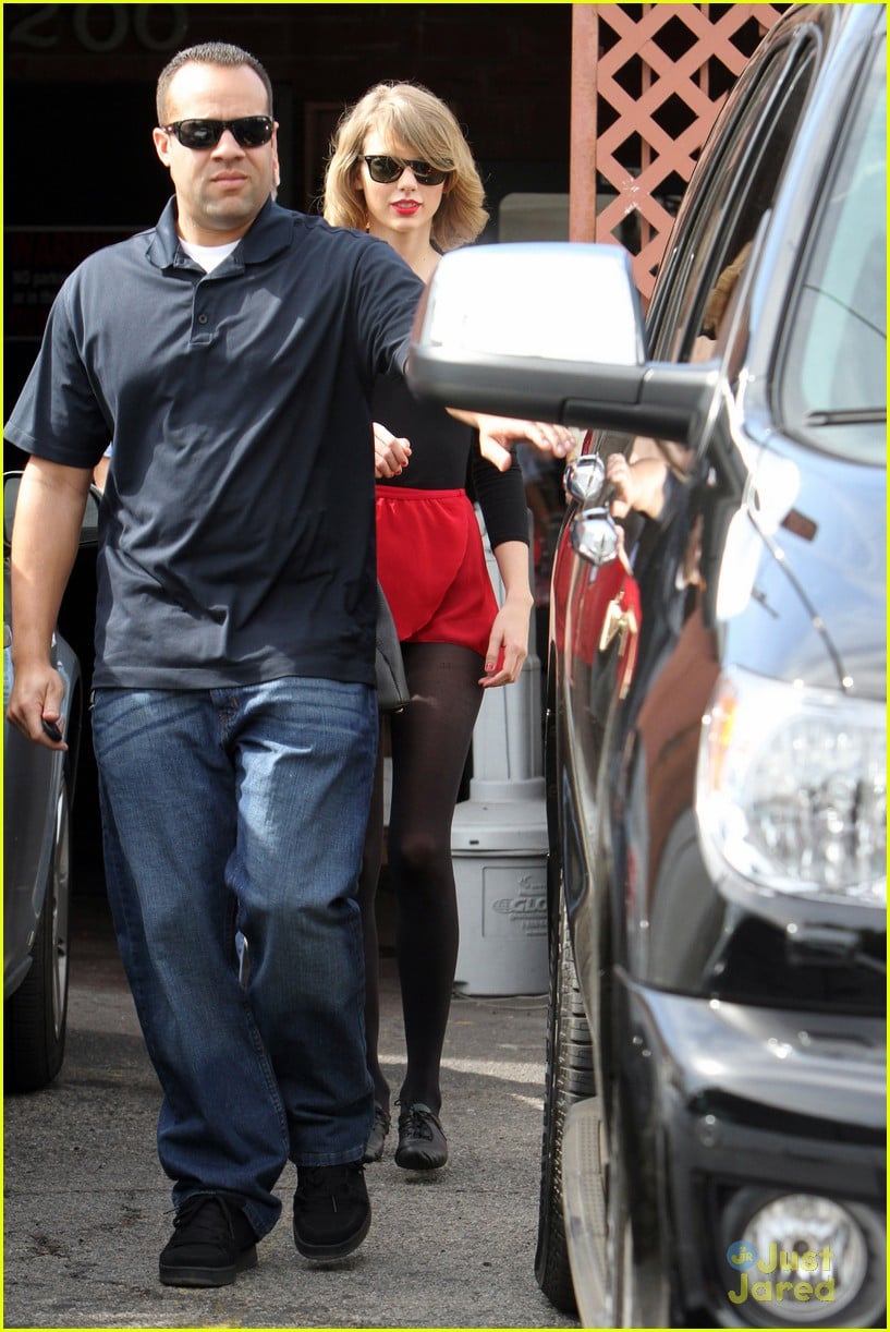 Full Sized Photo of taylor swift needs multiple bodyguards for dance