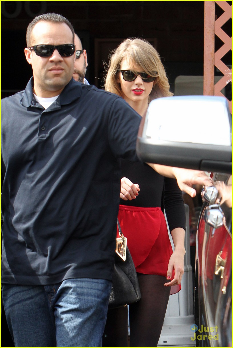 Full Sized Photo Of Taylor Swift Needs Multiple Bodyguards For Dance 