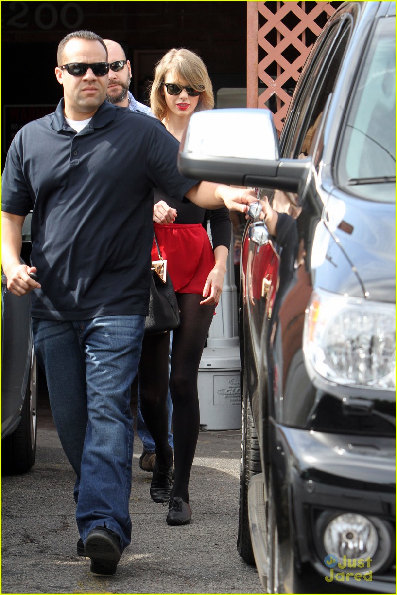 Full Sized Photo of taylor swift needs multiple bodyguards for dance
