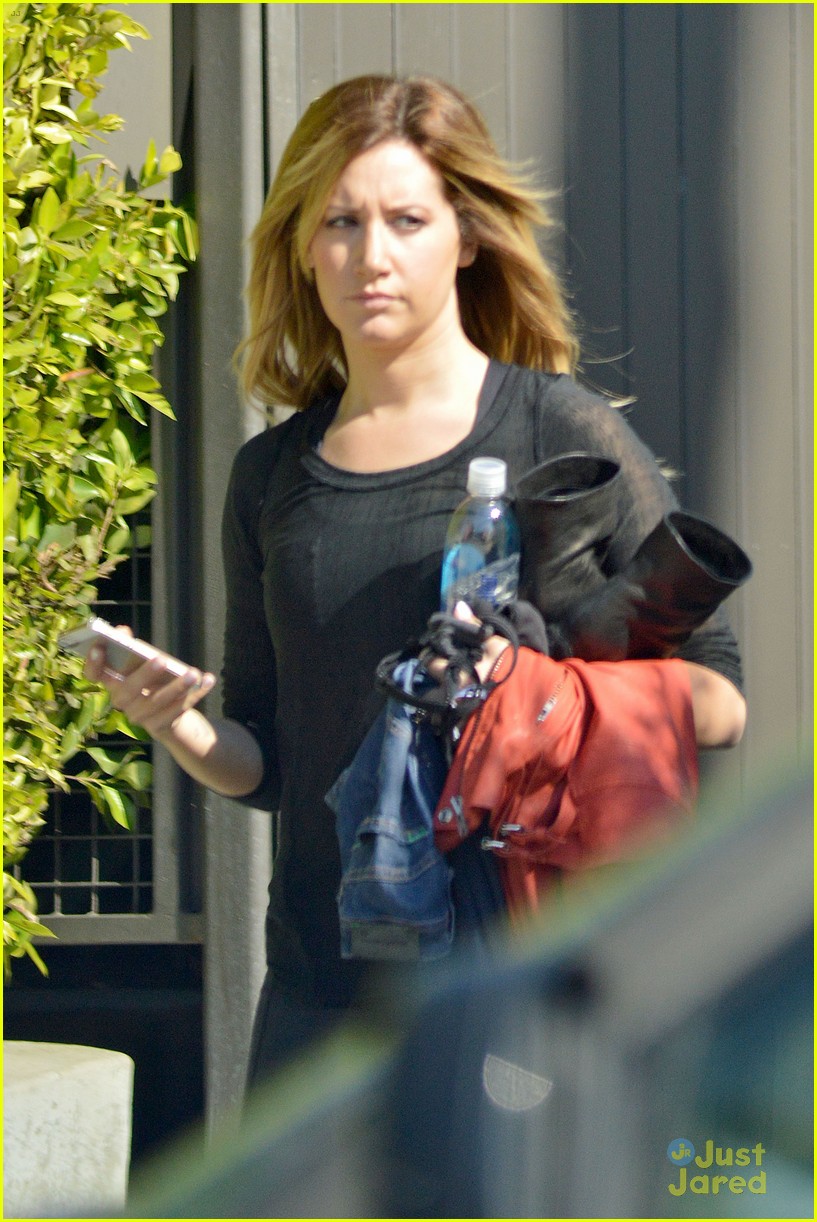 vanessa hudgens ashley tisdale meet up for kim hidalgo birthday lunch 04