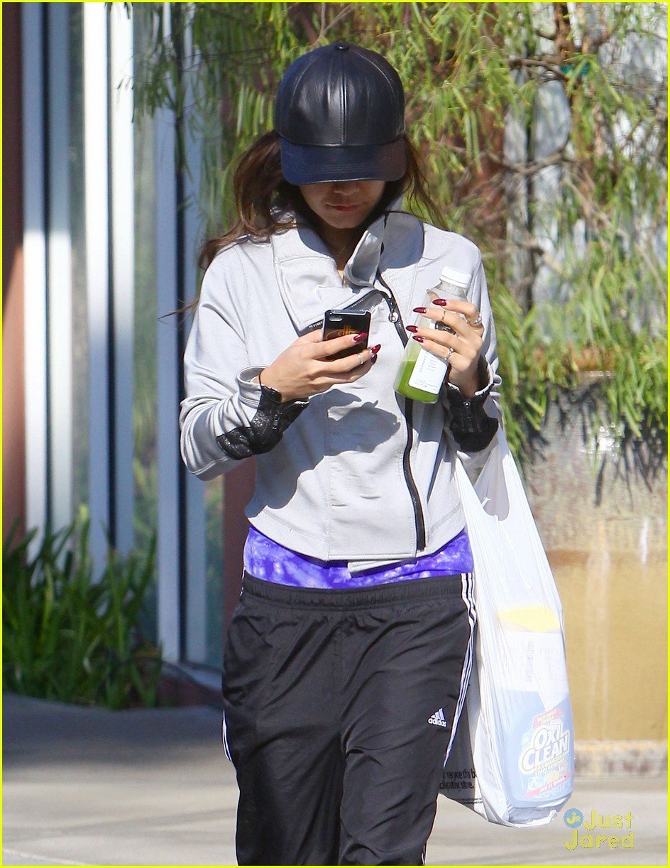 Vanessa Hudgens Watched the Super Bowl in Spanish | Photo 641752