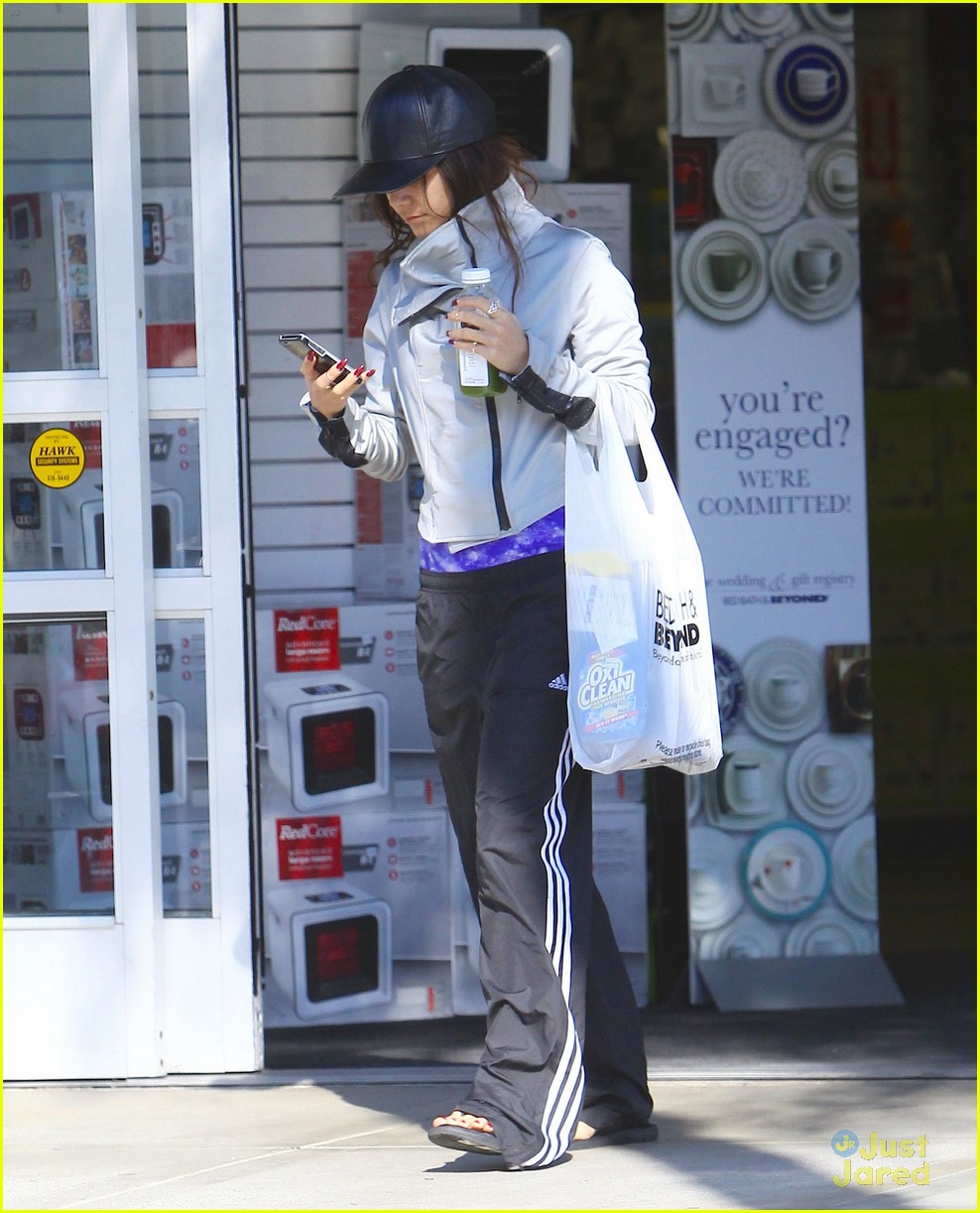 Vanessa Hudgens Watched the Super Bowl in Spanish | Photo 641753