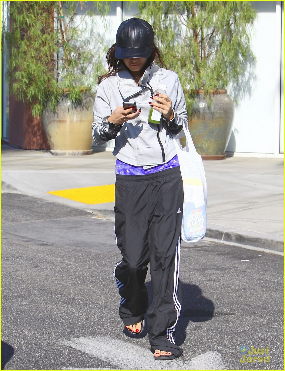 Vanessa Hudgens Watched the Super Bowl in Spanish | Photo 641754