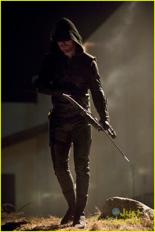 Laurel Gets Kidnapped By The Huntress in 'Arrow' Tonight! | Photo ...