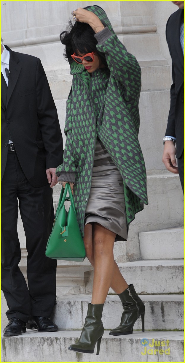 Cara Delevingne: Stella McCartney Fashion Show with Rihanna! | Photo