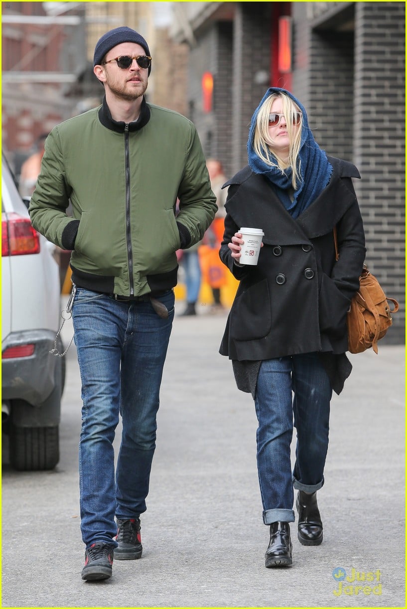 Dakota Fanning Strolls With Jamie Strachan Before Gerardo Naranjo ...