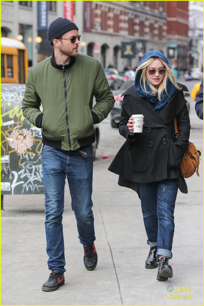 Dakota Fanning Strolls With Jamie Strachan Before Gerardo Naranjo ...