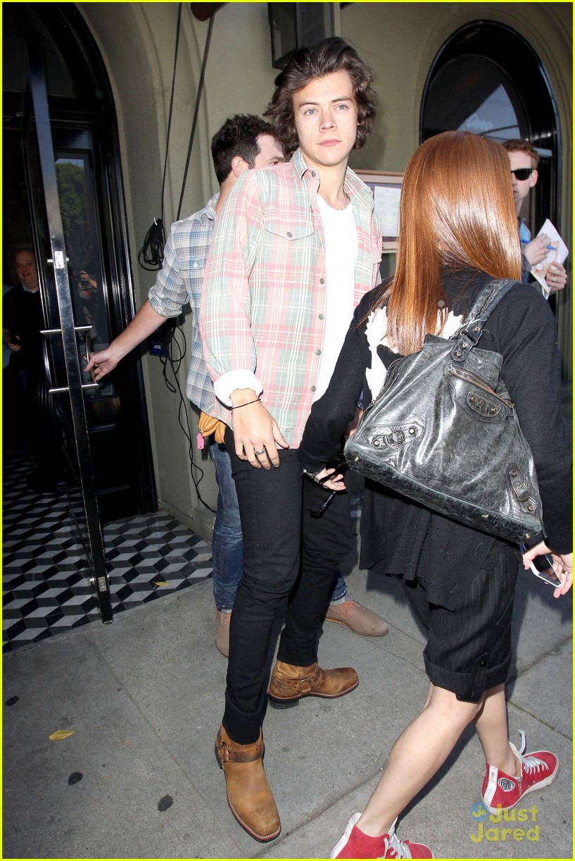 Harry Styles Braves Sea of Paparazzi for Lunch in West Hollywood, harry  styles weho lunch sea of paps 01 - Photo