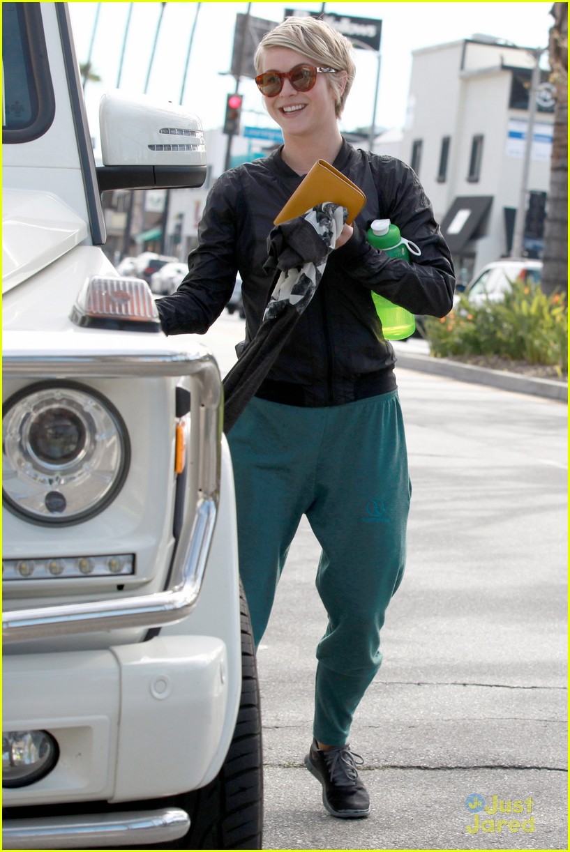 Julianne Hough Is The Queen of Yogurtland | Photo 651442 - Photo