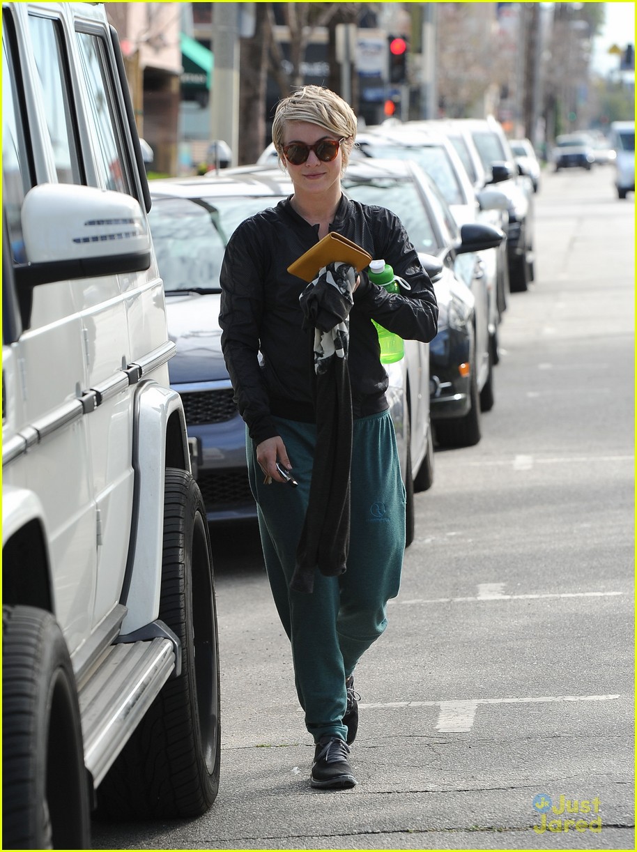 Julianne Hough Is The Queen of Yogurtland | Photo 651451 - Photo