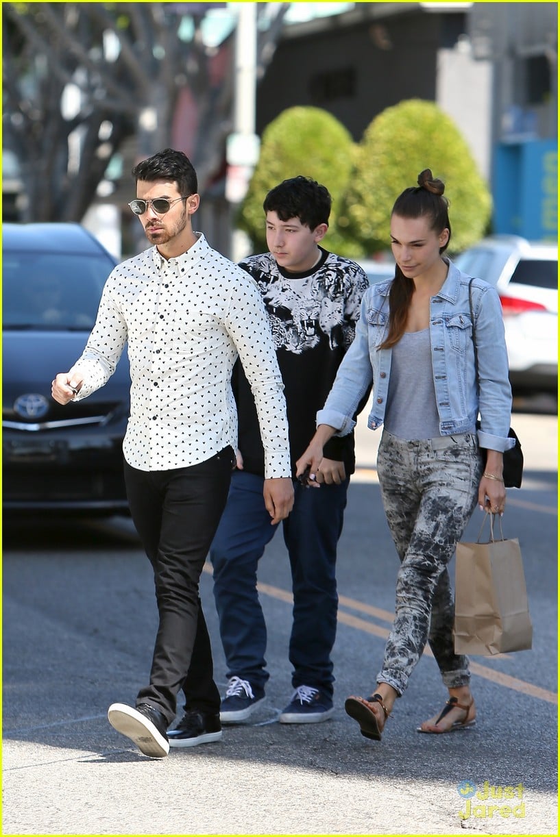 Joe Jonas & Blanda Eggenschwiler Late Lunch with Frankie Jonas Photo