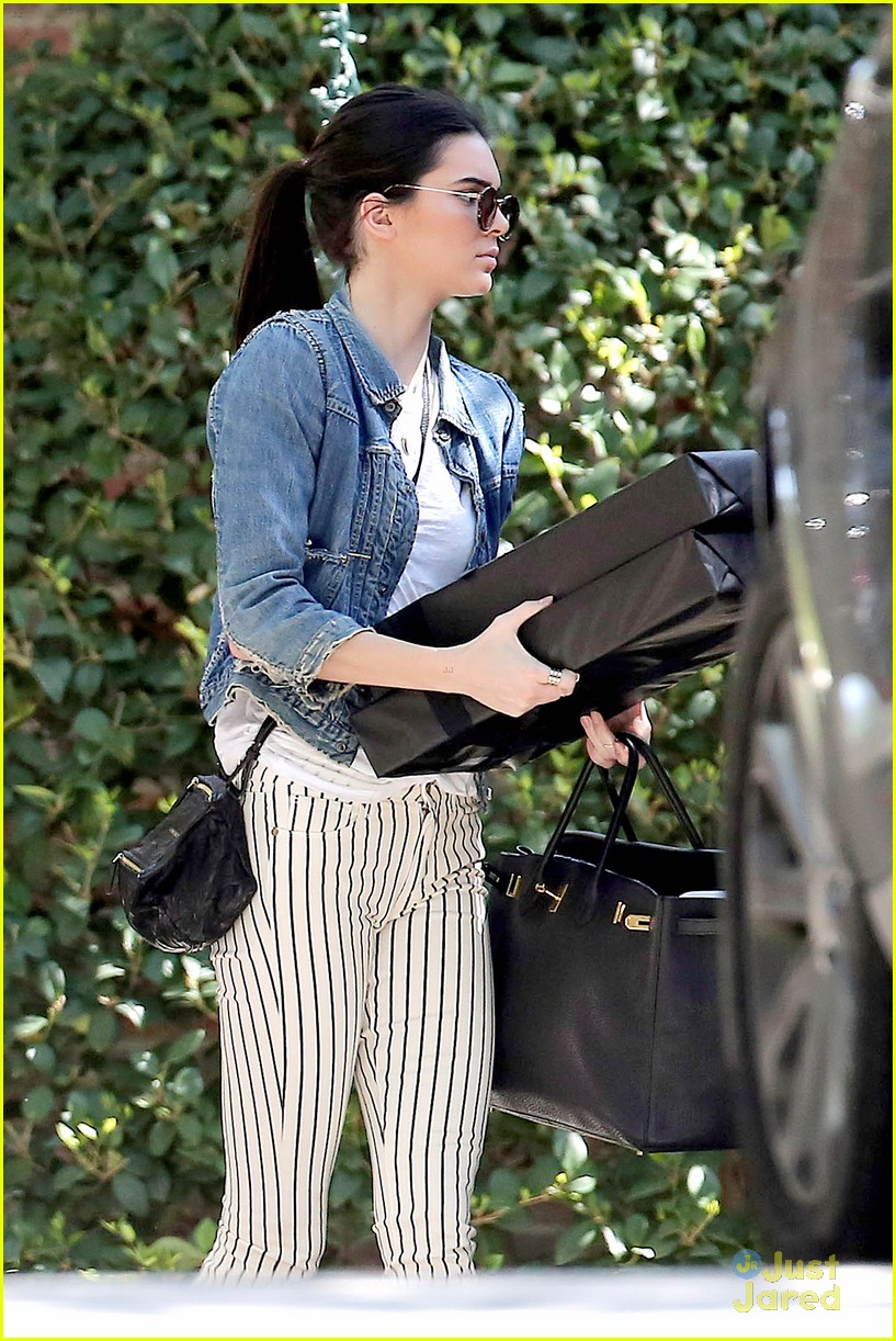 Kendall Jenner Stops By Salon, Dreams Of Own Shoe Line | Photo 650768