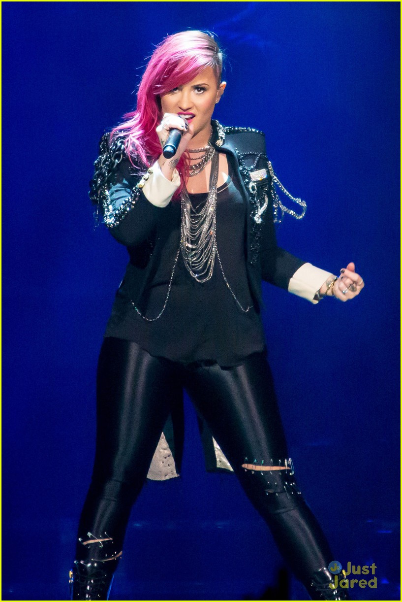 frelsen Violin Prisnedsættelse Demi Lovato Exposes the 'Neon Lights Tour' in New Vevo Video!: Photo 652794  | Demi Lovato Pictures | Just Jared Jr.