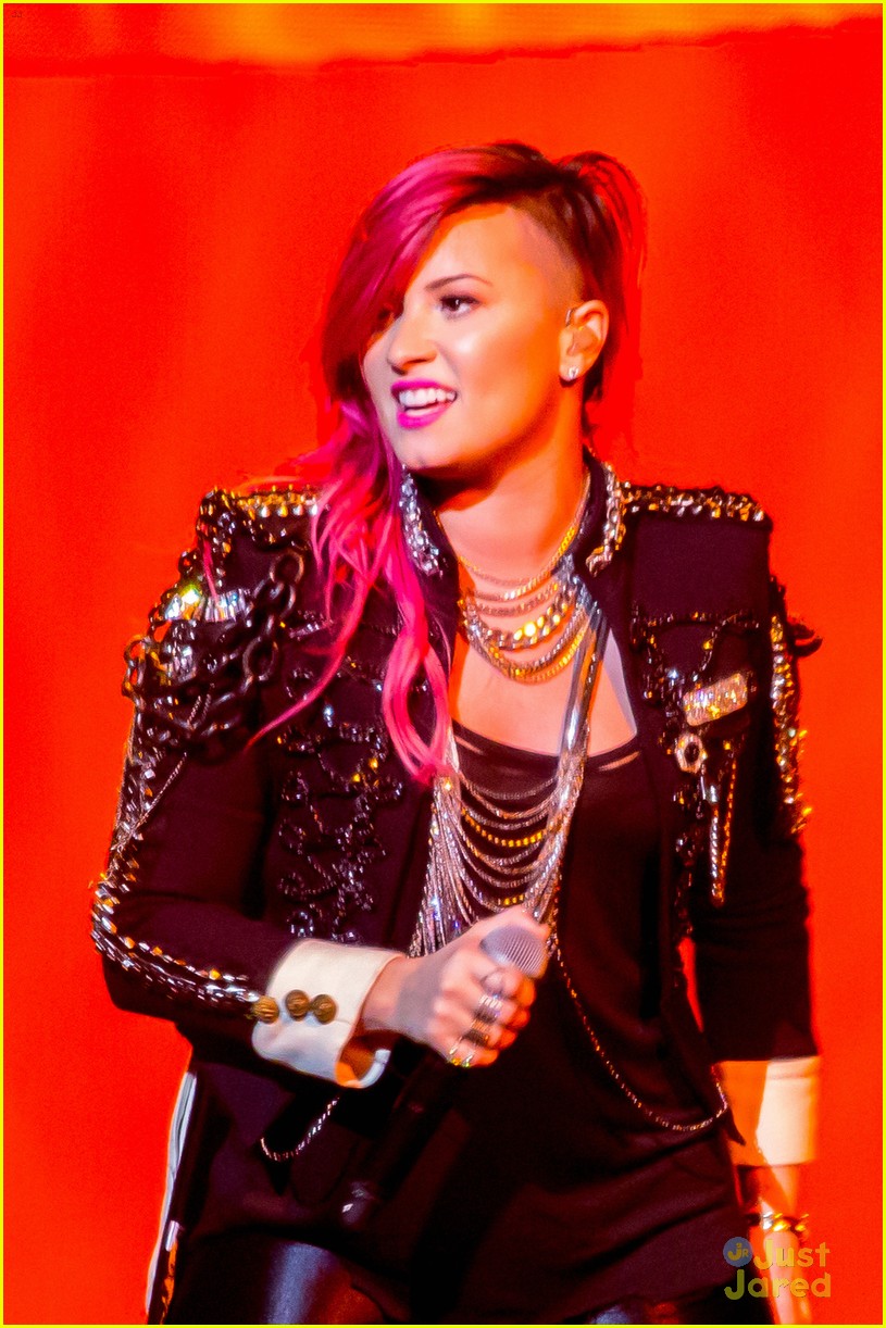 Demi Lovato Exposes the 'Neon Lights Tour' in New Vevo Video! | Photo ...