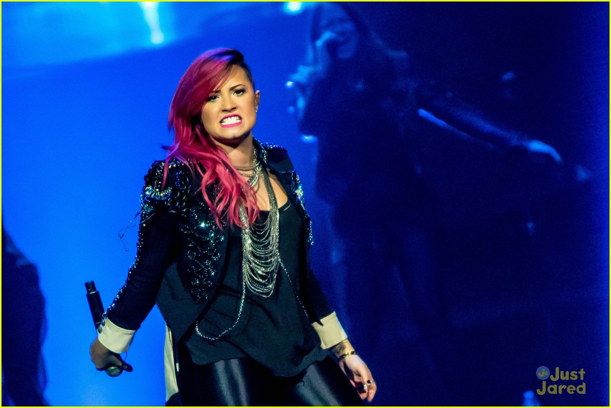 strømper passager hjælpe Demi Lovato Exposes the 'Neon Lights Tour' in New Vevo Video!: Photo 652802  | Demi Lovato Pictures | Just Jared Jr.