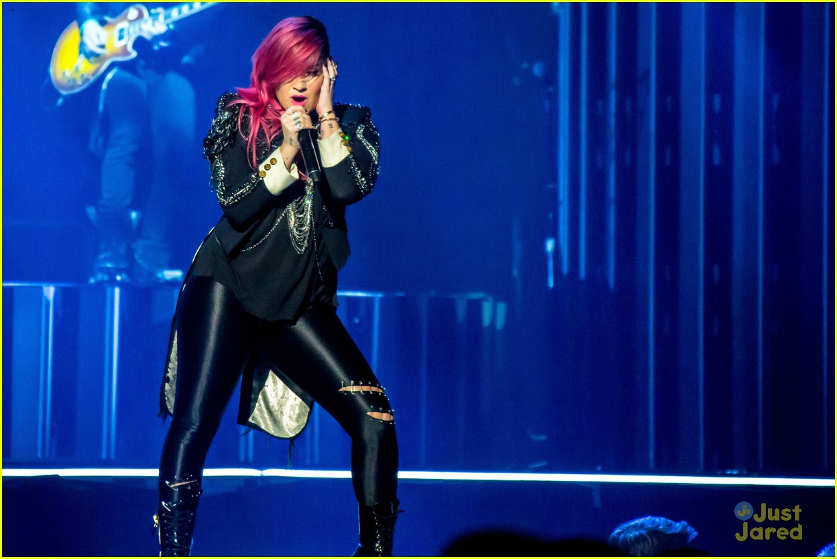 Vidner fodspor Den anden dag Demi Lovato Exposes the 'Neon Lights Tour' in New Vevo Video!: Photo 652804  | Demi Lovato Pictures | Just Jared Jr.