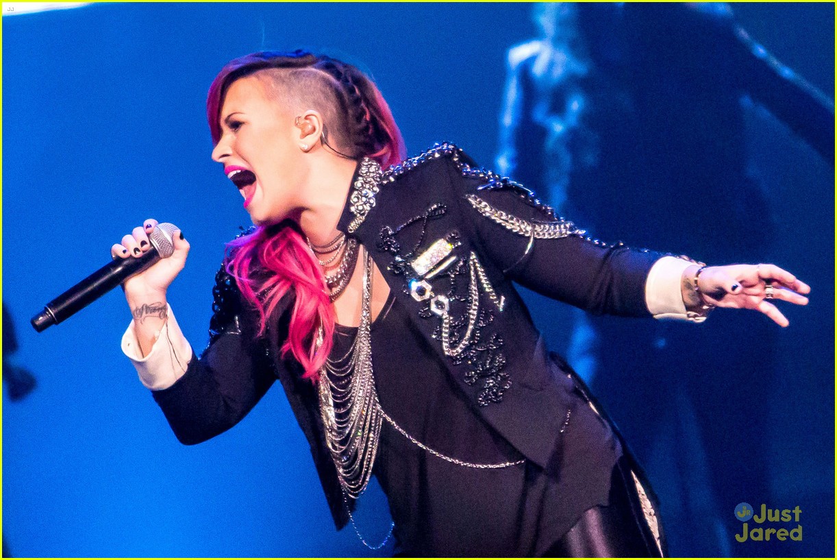 Demi Lovato Exposes the 'Neon Lights Tour' in New Vevo Video! | Photo ...