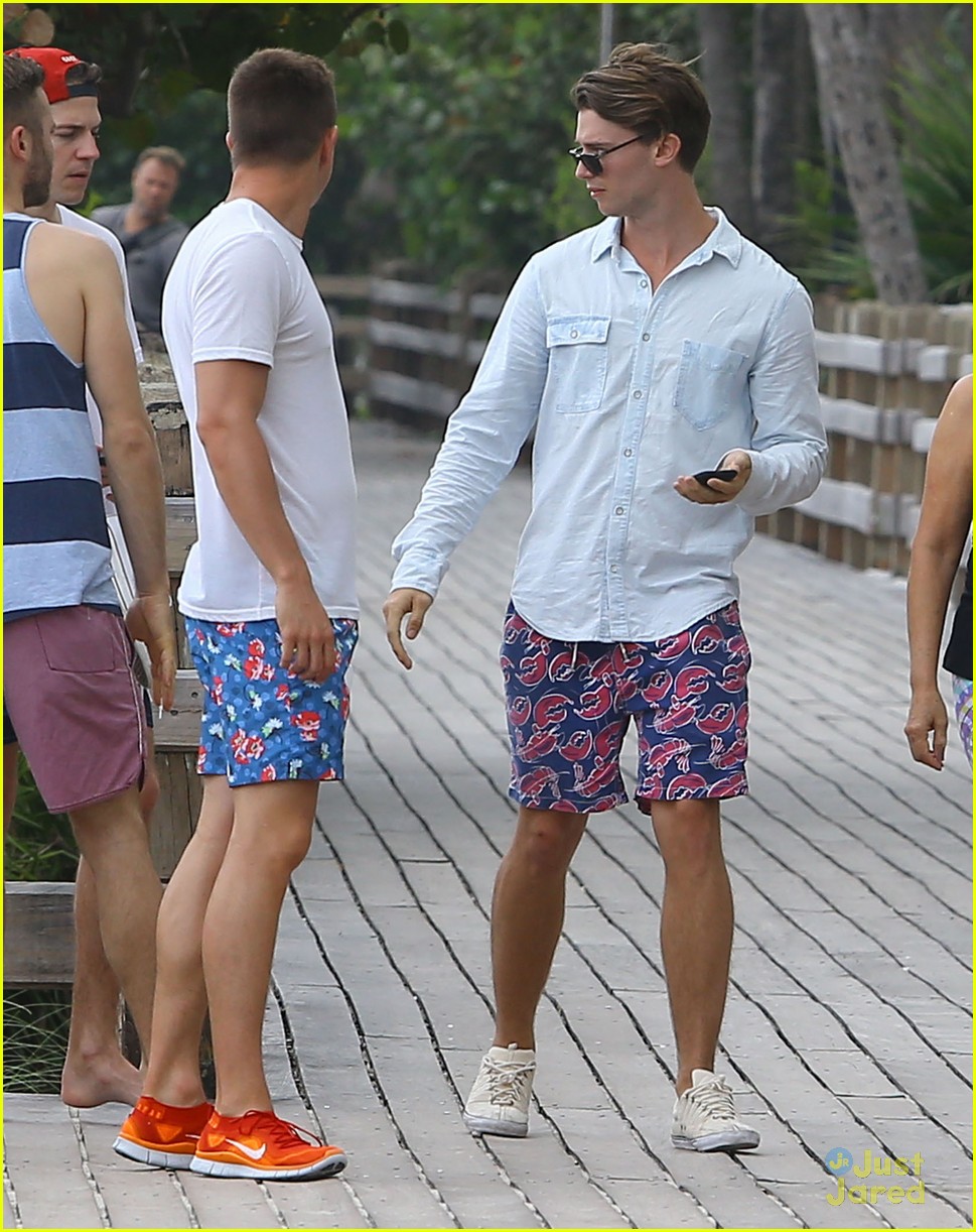 Full Sized Photo Of Patrick Schwarzenegger Shirtless In Miami