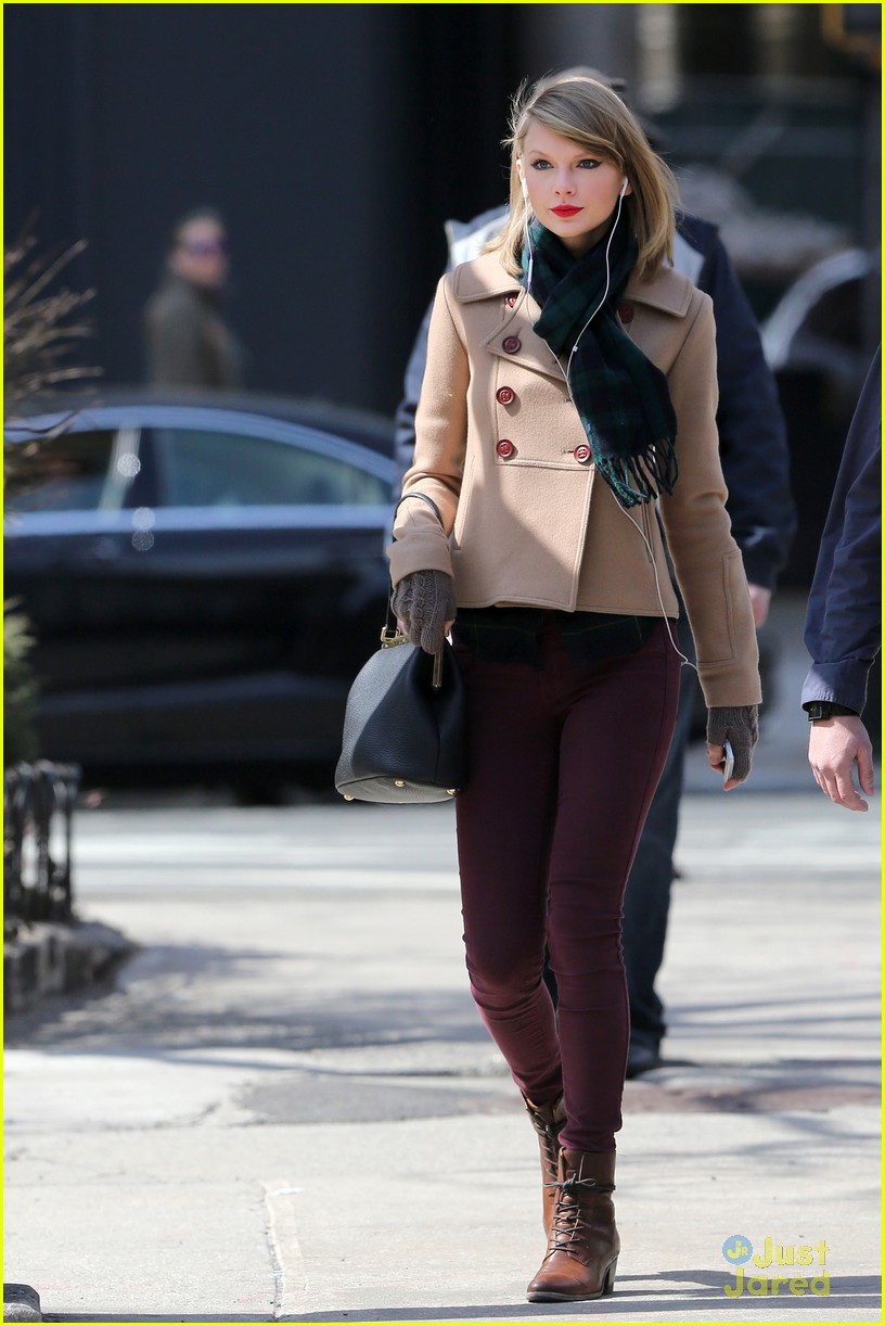 Taylor Swift: Windy Window Shopping in NYC | Photo 657136 - Photo ...