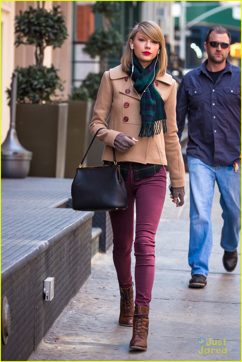 Full Sized Photo Of Taylor Swift Plaid Wind Shopping 03 