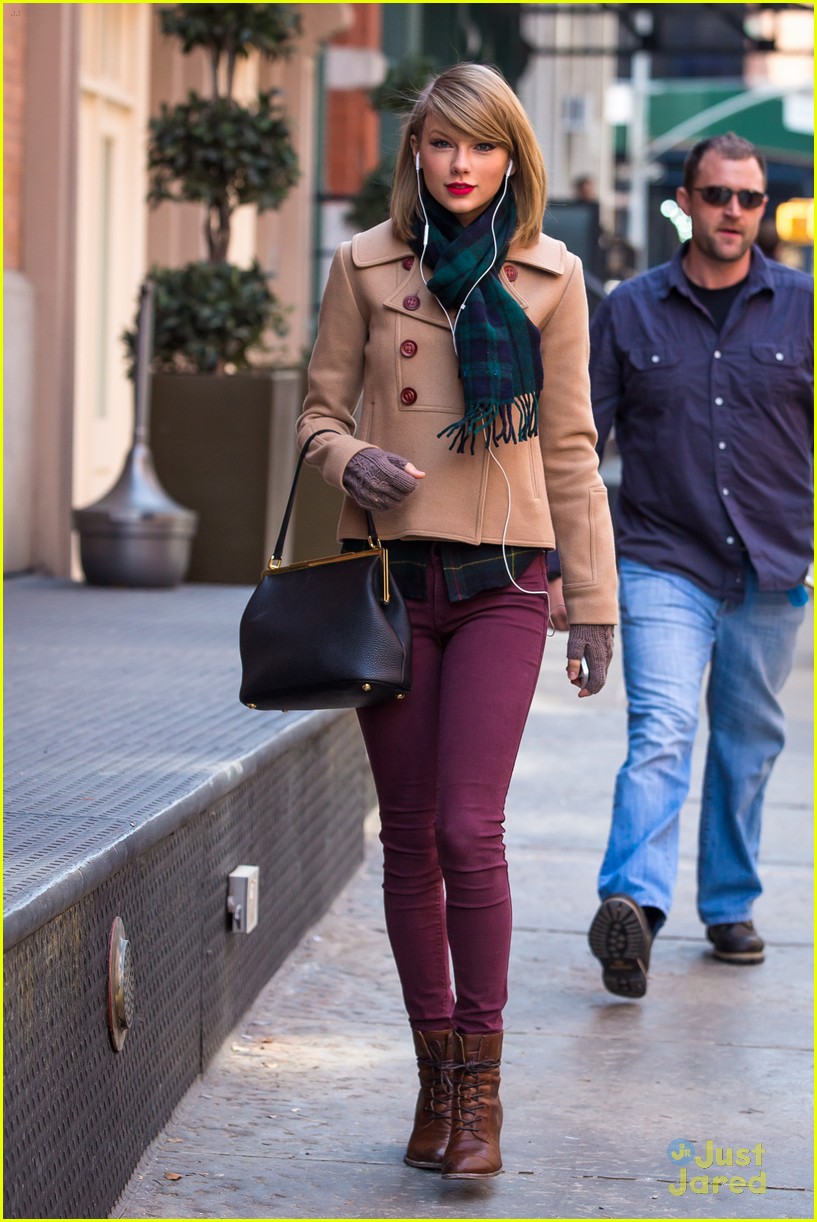 Taylor Swift: Windy Window Shopping in NYC | Photo 657139 - Photo ...
