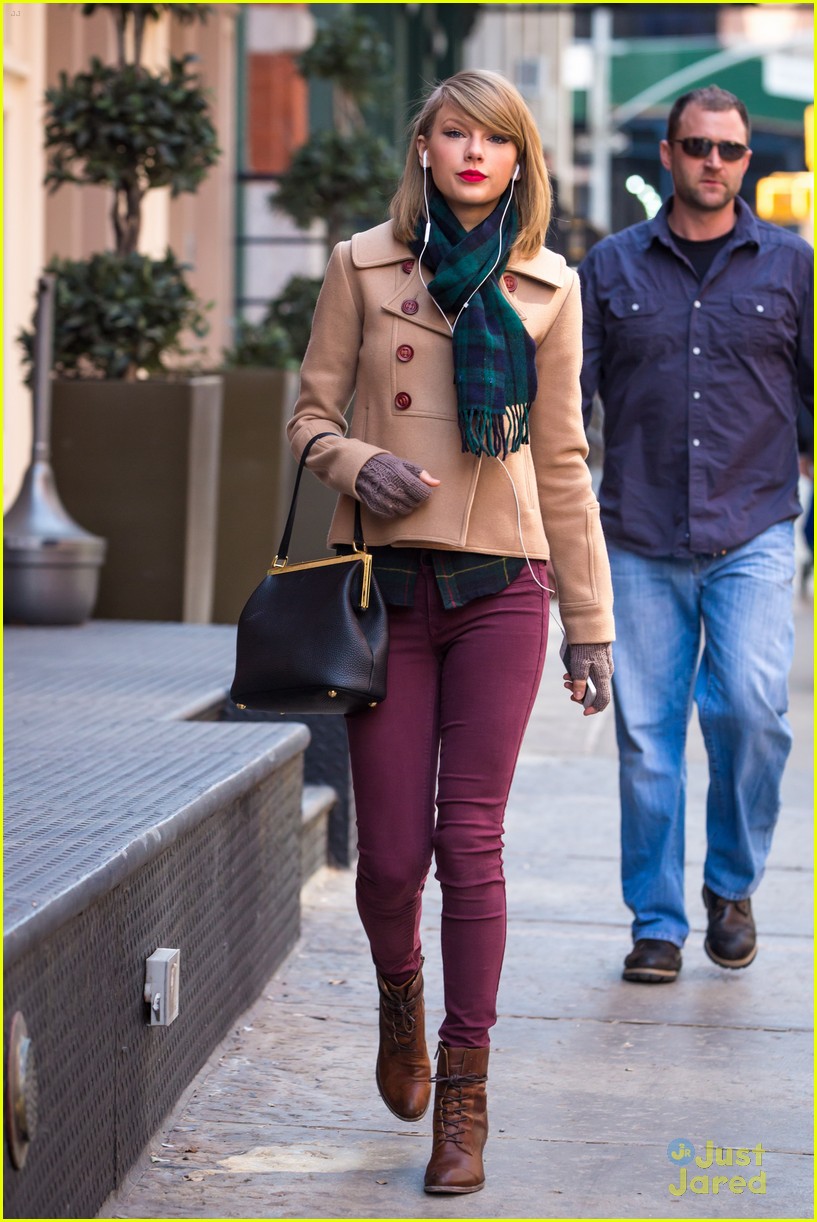 Taylor Swift Windy Window Shopping in NYC Photo 657146 Photo(02)