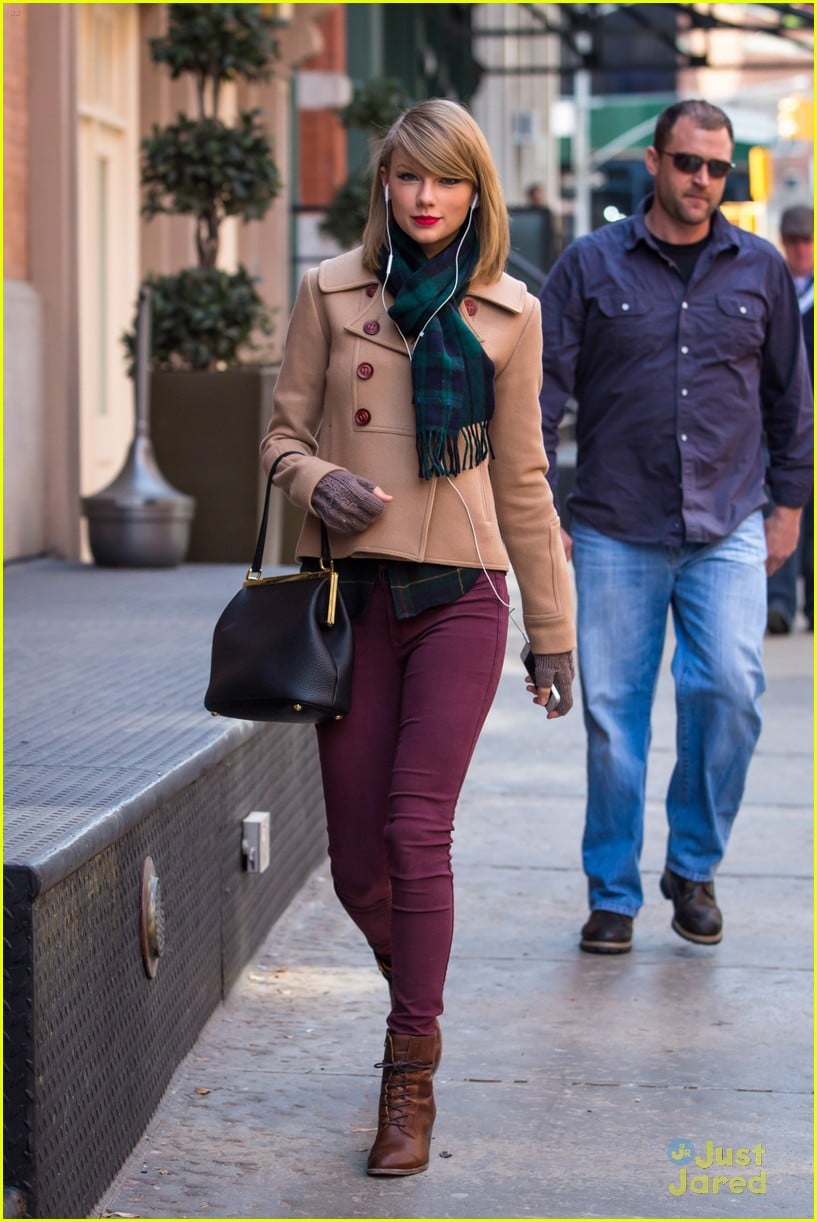 Taylor Swift: Windy Window Shopping in NYC | Photo 657147 - Photo ...