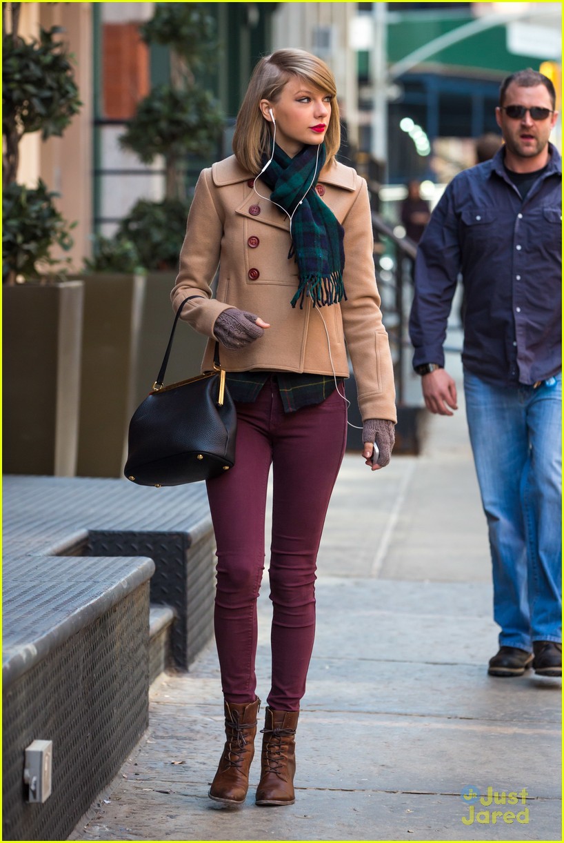 Taylor Swift: Windy Window Shopping in NYC | Photo 657149 - Photo ...