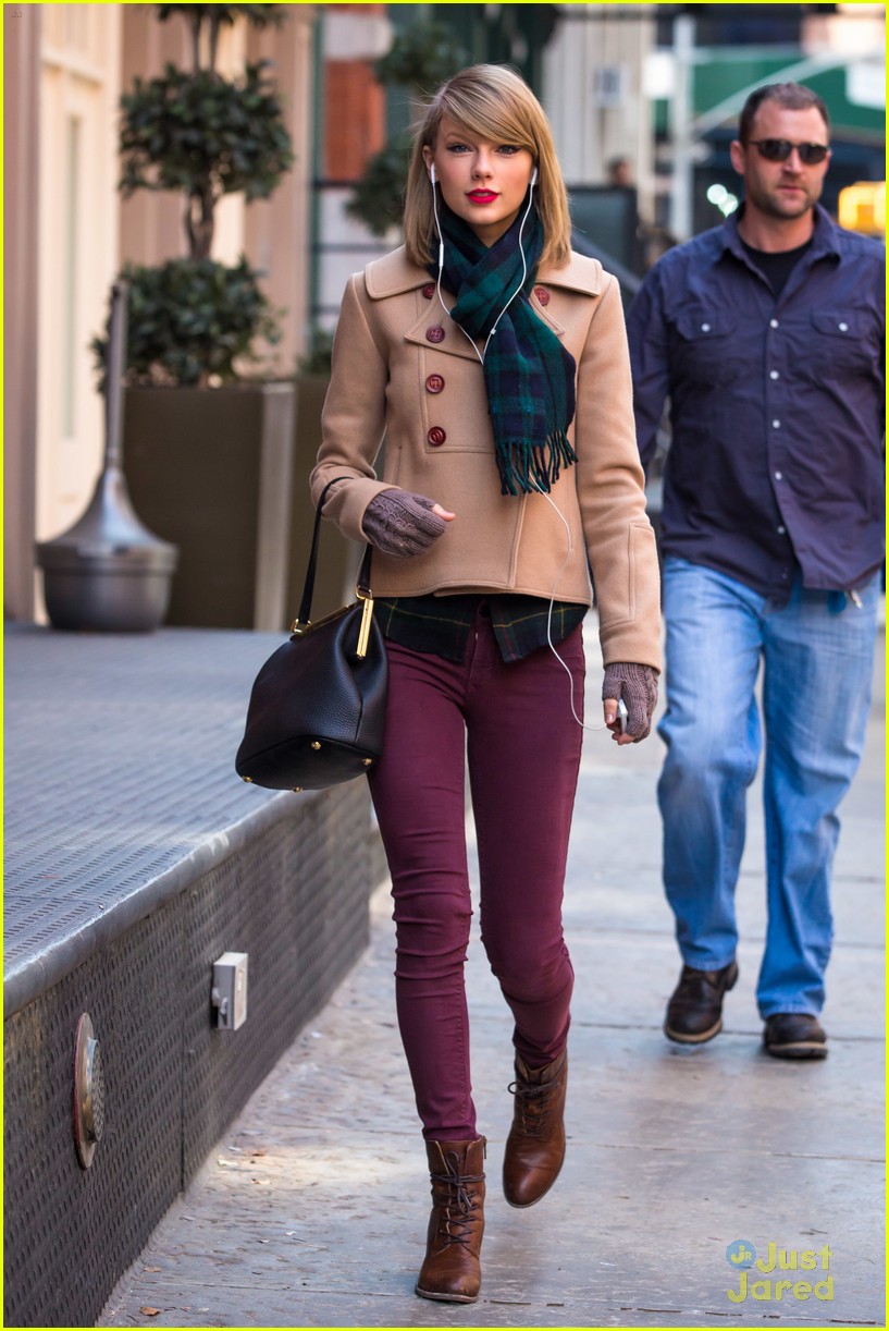 Taylor Swift: Windy Window Shopping in NYC | Photo 657150 - Photo ...