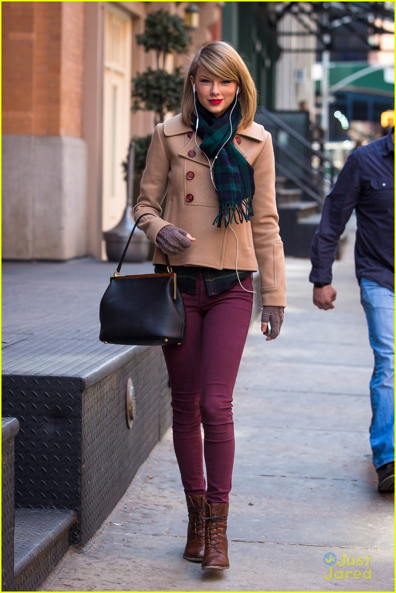 Taylor Swift: Windy Window Shopping in NYC | Photo 657155 - Photo ...
