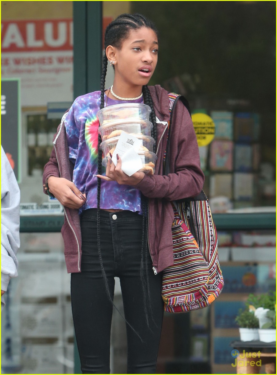 Full Sized Photo of willow smith carries tower of cookies 09 | Willow ...