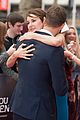 shailene woodley hugs it out with theo james on divergent red carpet03