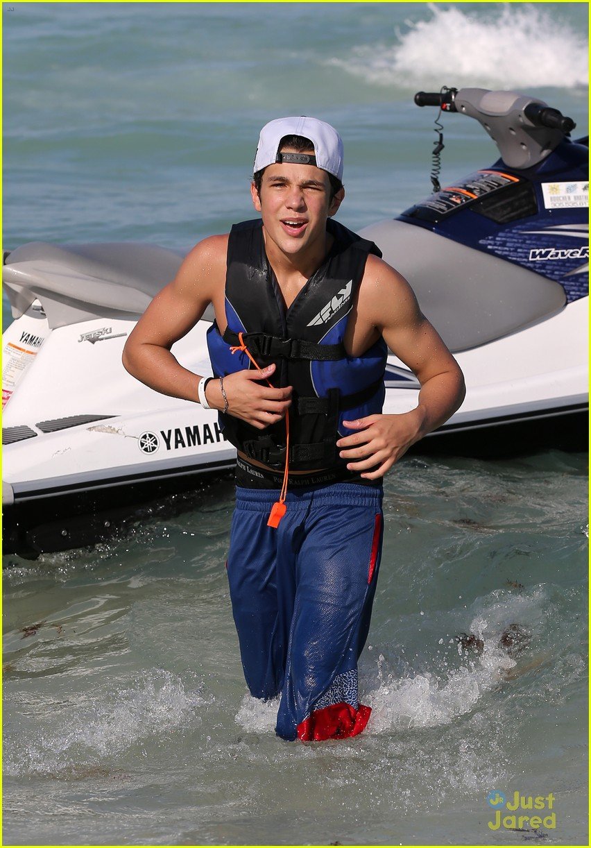 Austin Mahone Takes Beachside Selfies With Fans Photo 660333 Photo