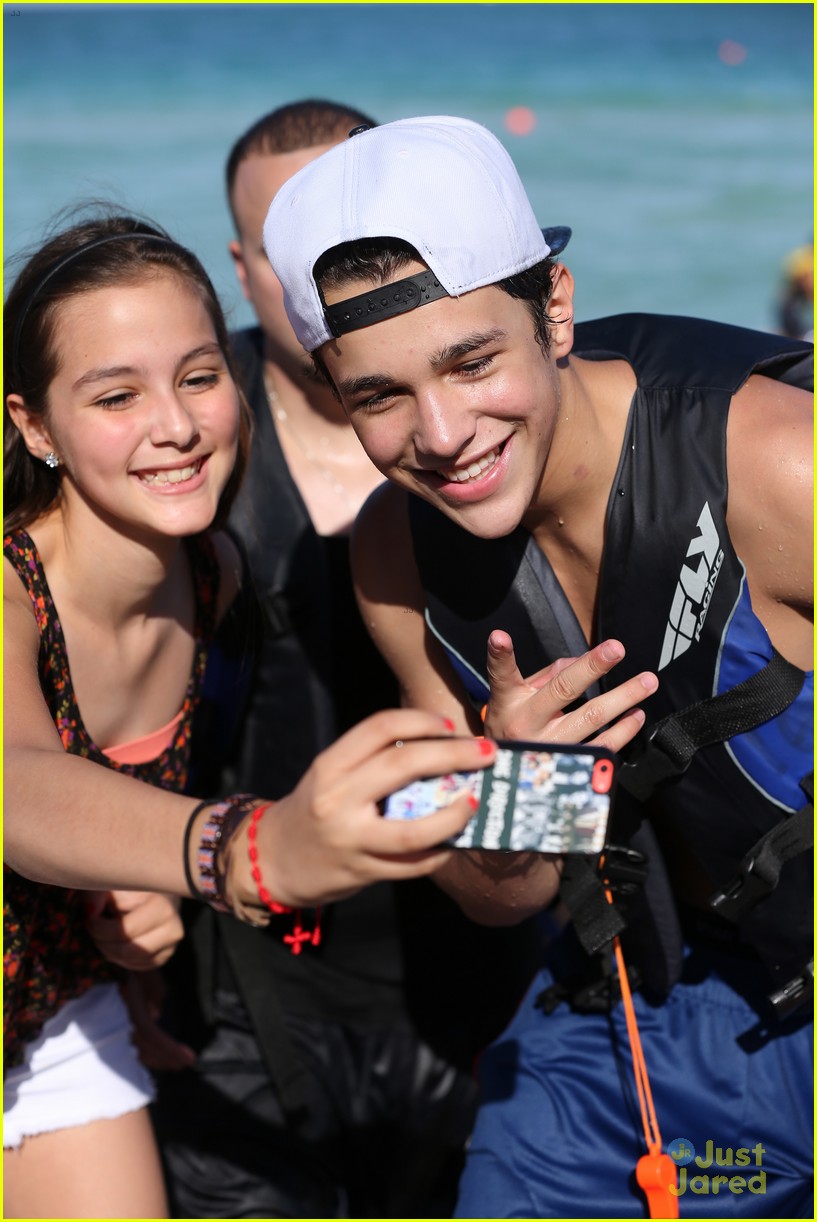 Austin Mahone Takes Beachside Selfies With Fans Photo Photo Gallery Just Jared Jr