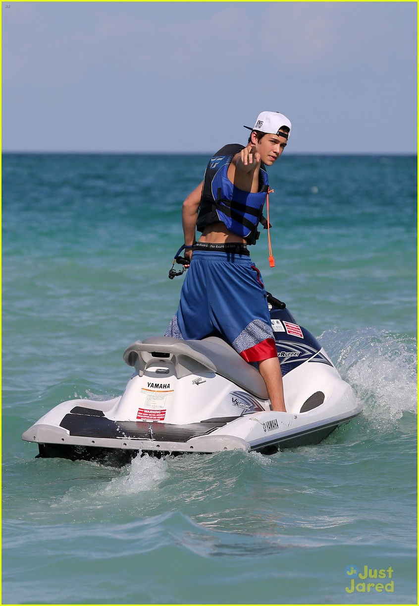 Austin Mahone Takes Beachside Selfies With Fans Photo Photo Gallery Just Jared Jr