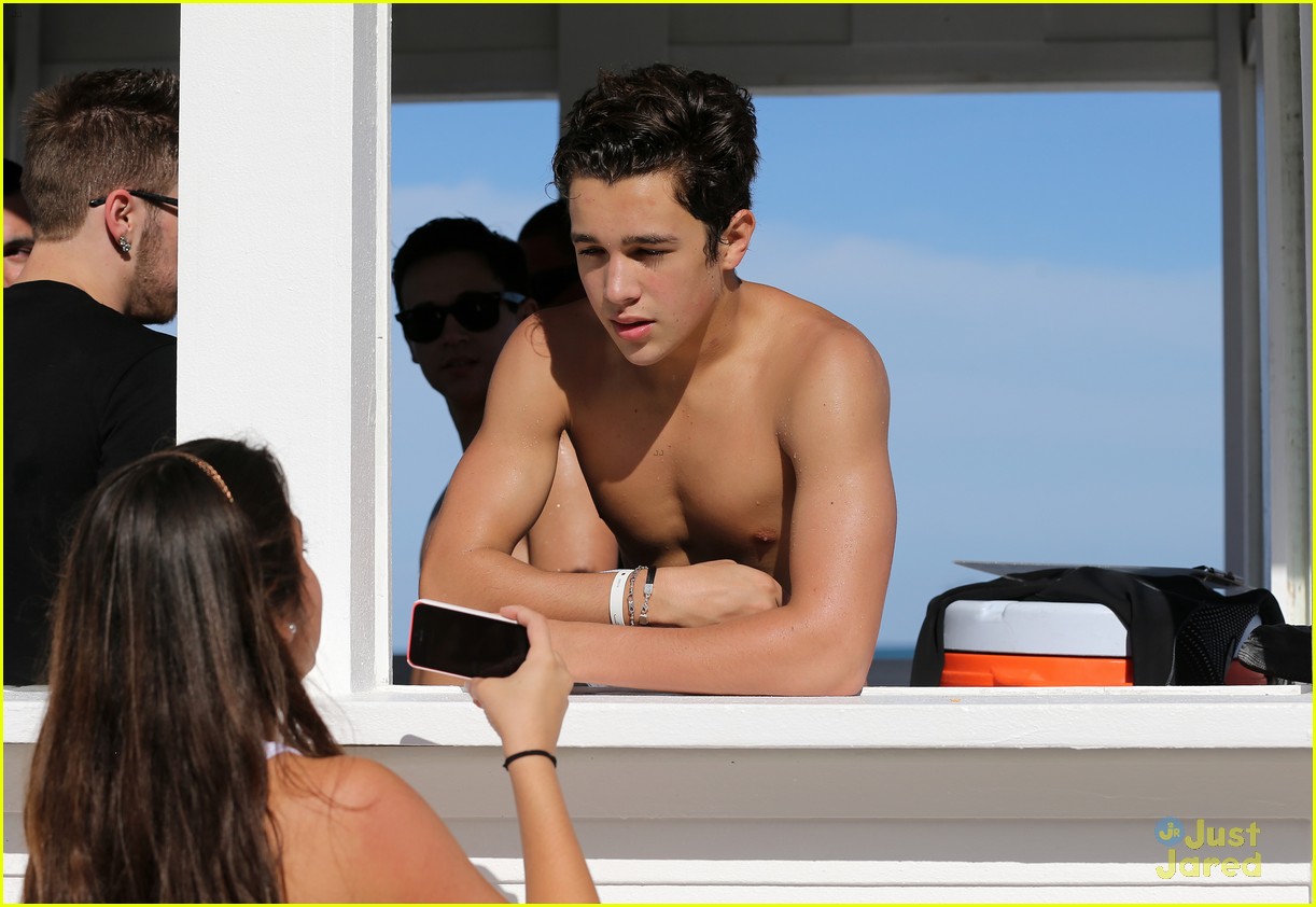 Austin Mahone Takes Beachside Selfies With Fans Photo Photo