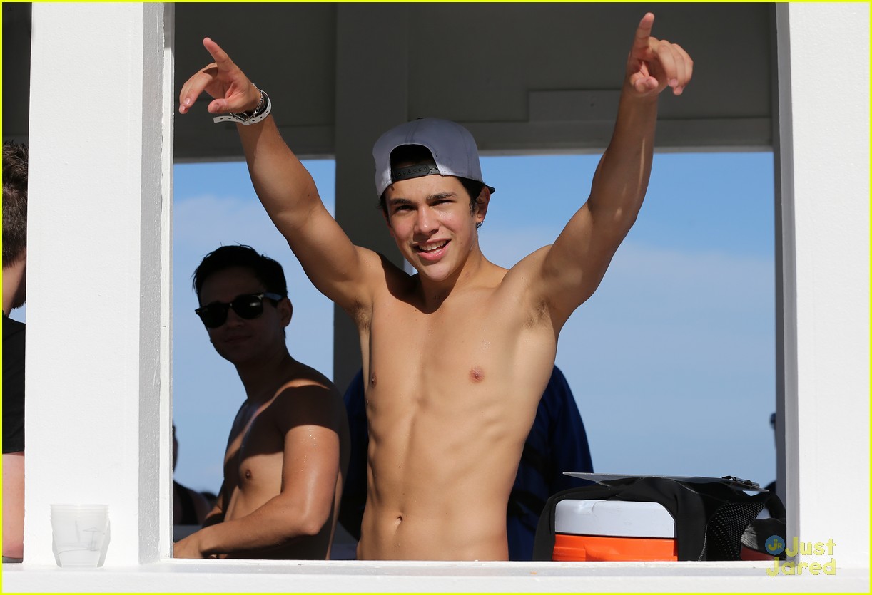 Austin Mahone Takes Beachside Selfies With Fans Photo Photo