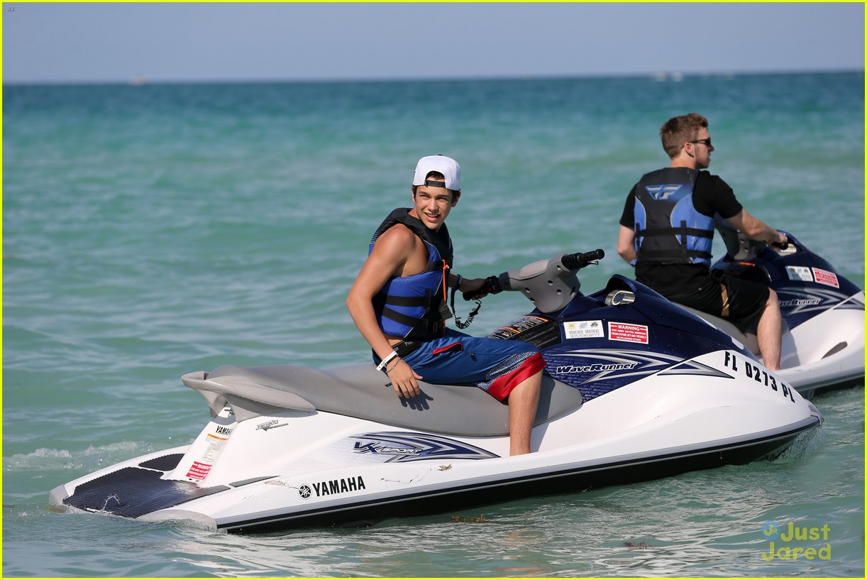 Austin Mahone Takes Beachside Selfies With Fans Photo Photo