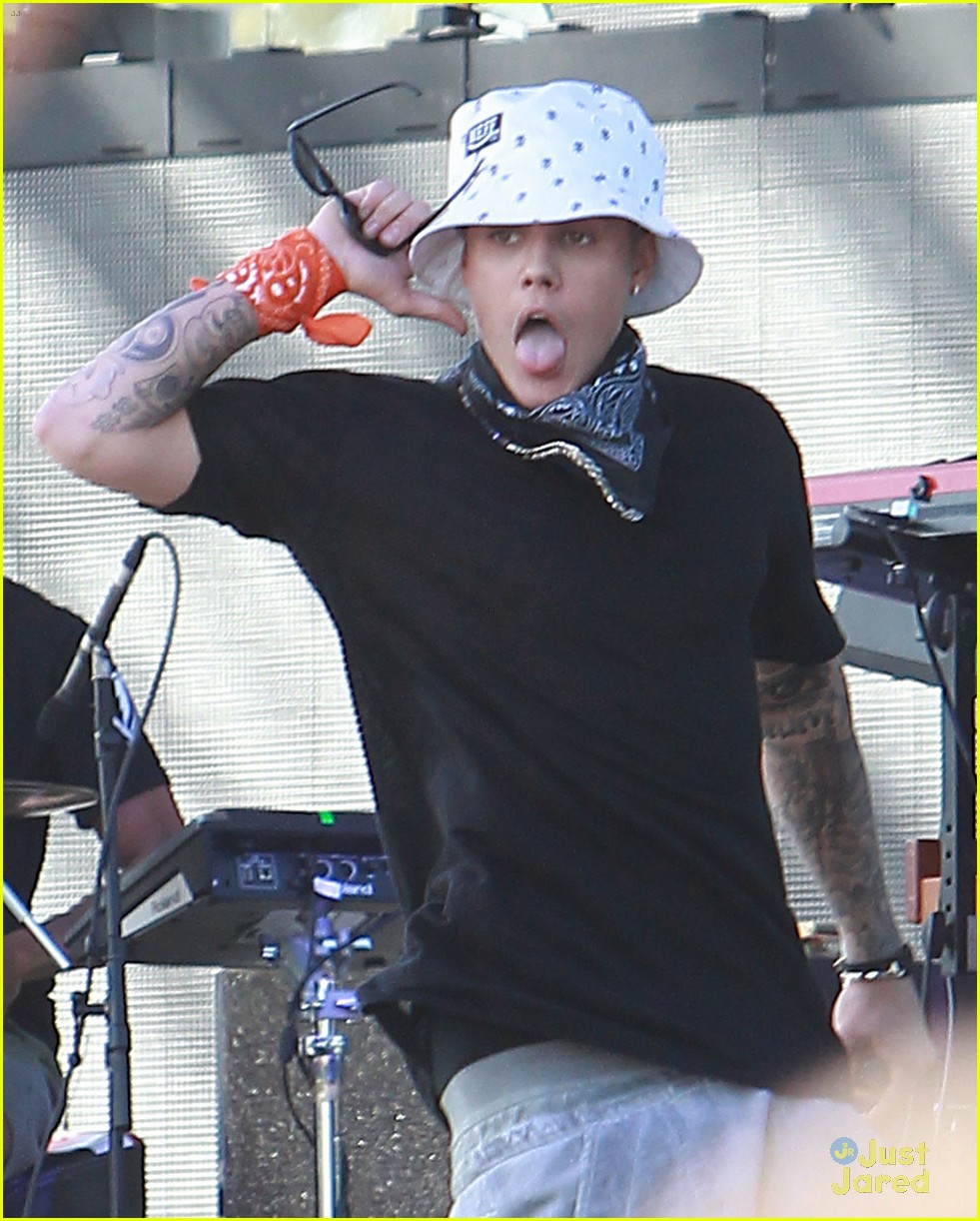 Justin Bieber Makes Surprise Appearance at Coachella, Performs ...