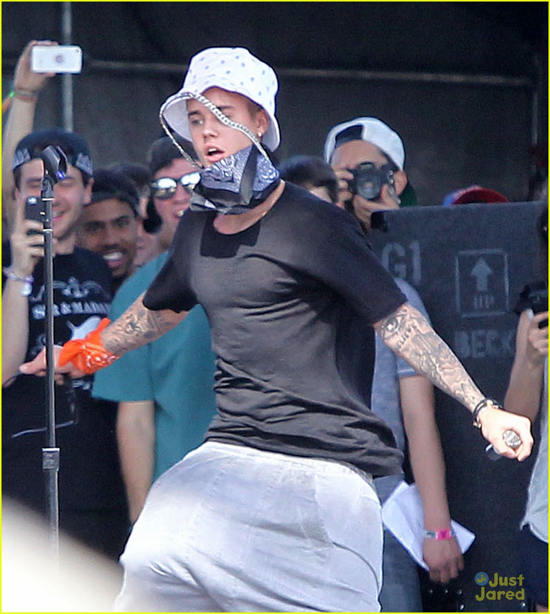 Justin Bieber Makes Surprise Appearance at Coachella, Performs