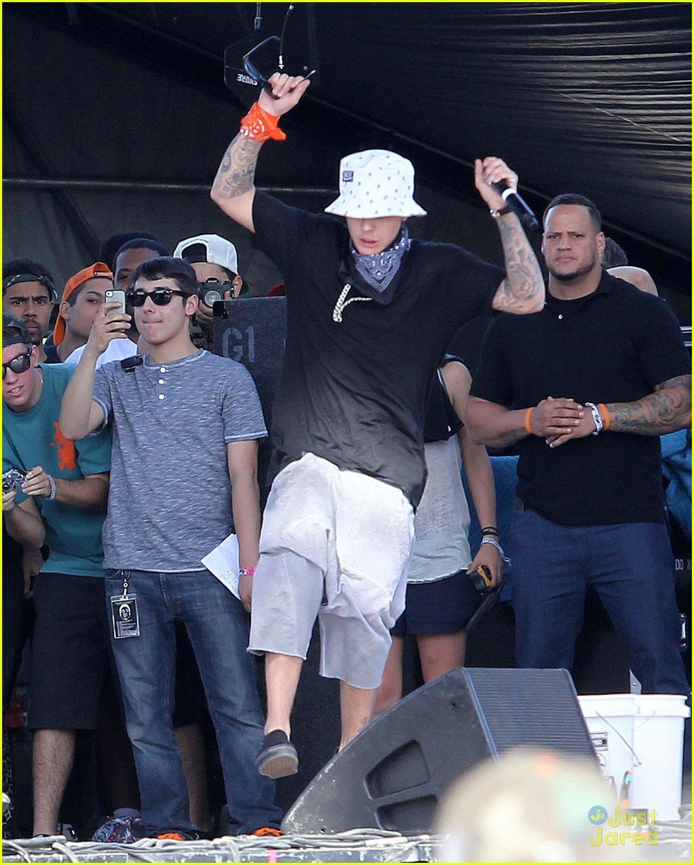 Justin Bieber Makes Surprise Appearance at Coachella, Performs