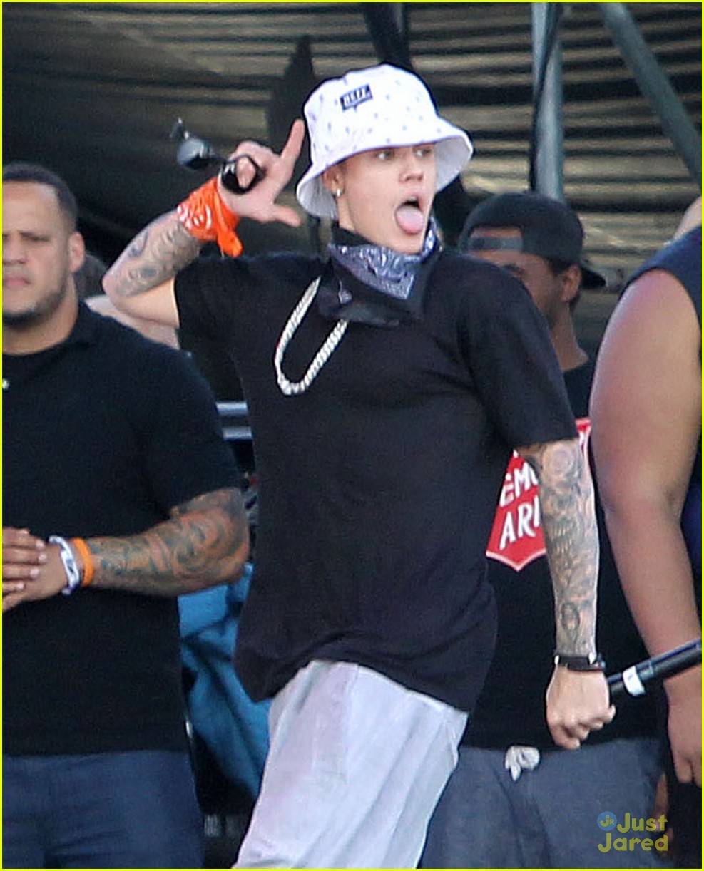 Justin Bieber Makes Surprise Appearance at Coachella, Performs ...