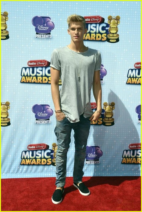 Cody Simpson And Gigi Hadid Heat Up The Radio Disney Music Awards 2014 Photo 668338 Photo 