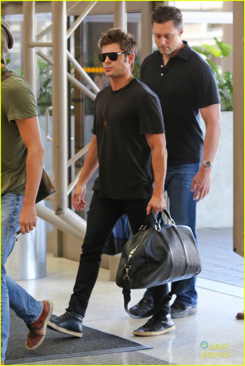 Zac Efron Heads To London For 'Neighbors' Promo | Photo 666514 - Photo ...